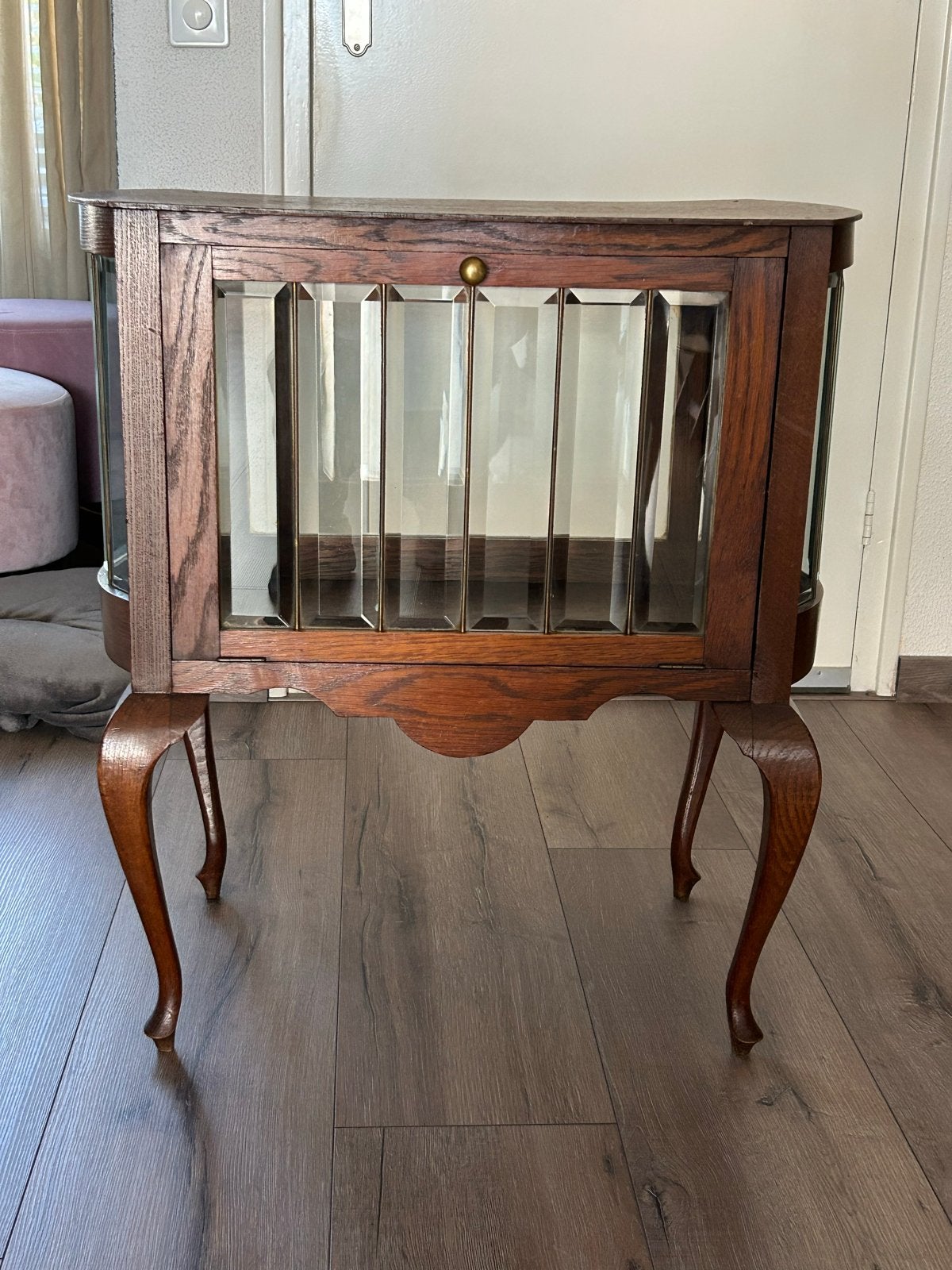 Antiek houten vitrinekastje met gebogen glas, Ophalen