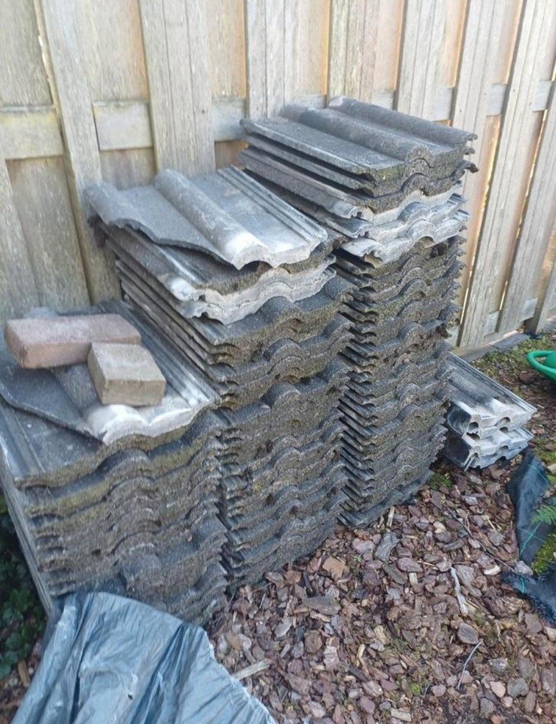 Gebruikte dakpannen grijs/zwart - ca. 65 stuks, Ophalen
