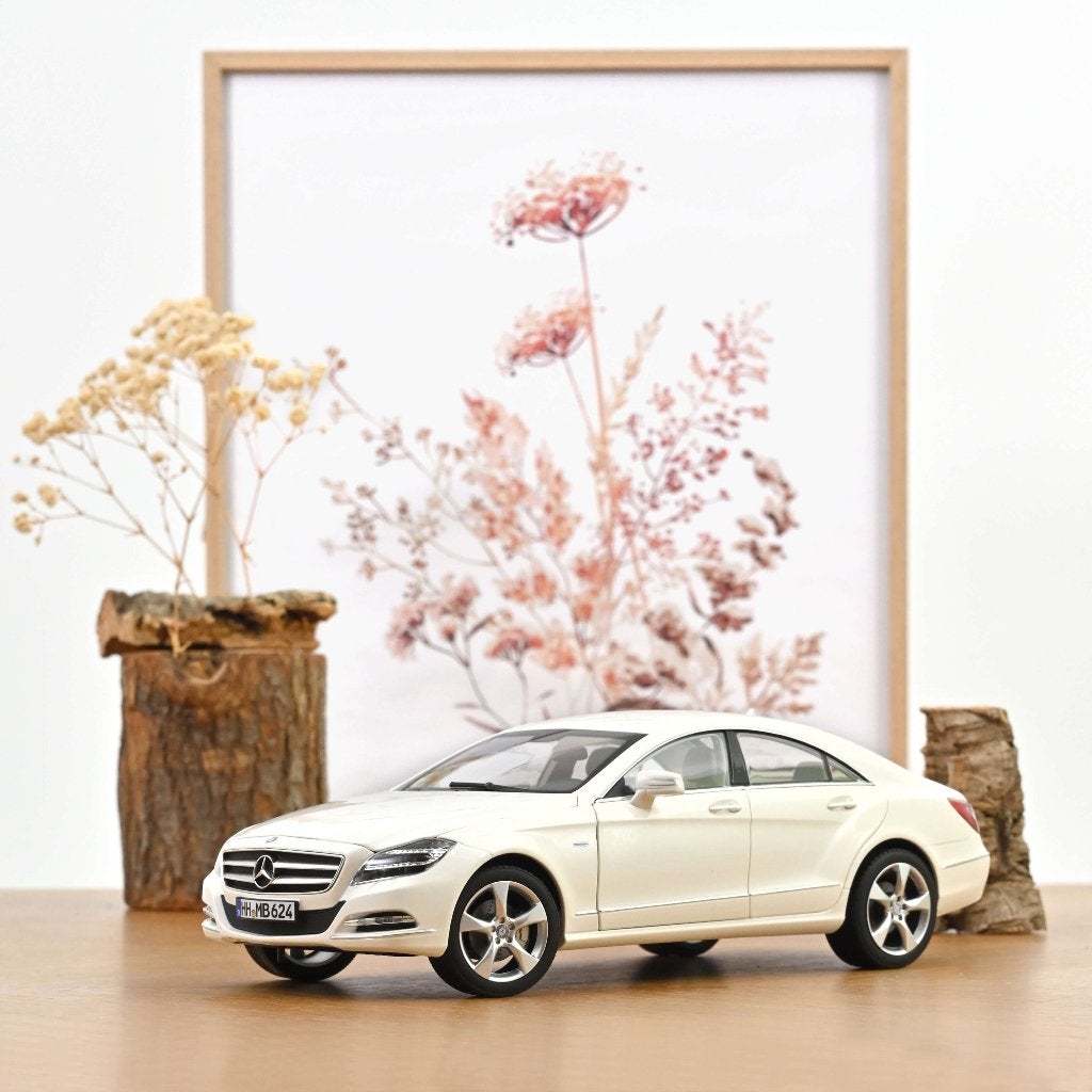 Mercedes-Benz CLS Coupe 2011 Brillant White metallic 1:18, 70-72 avenue de Bohlen 69120 Vaulx-en-Velin, Auto, Norev, Ophalen of Verzenden