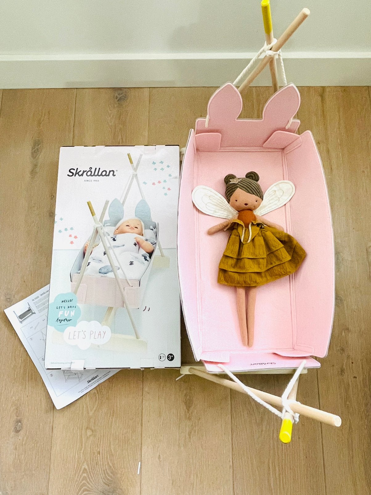 Skrallan houten poppenwieg poppenbed, roze bed wiegje poppen, Ophalen, Zo goed als nieuw, Babypop