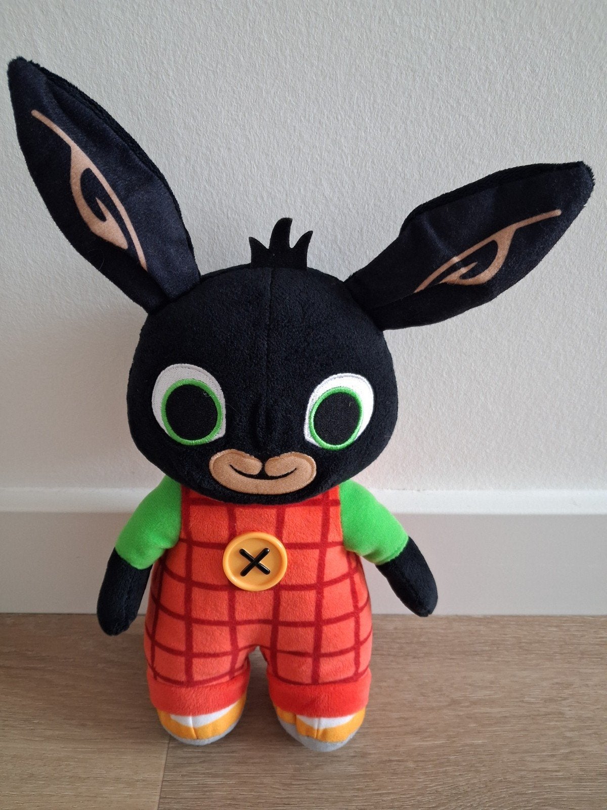 Knuffel pratende Bing Acamar konijn zwart rood 30 cm L1562, Kinderen en Baby's, Ophalen of Verzenden, Zo goed als nieuw, Konijn