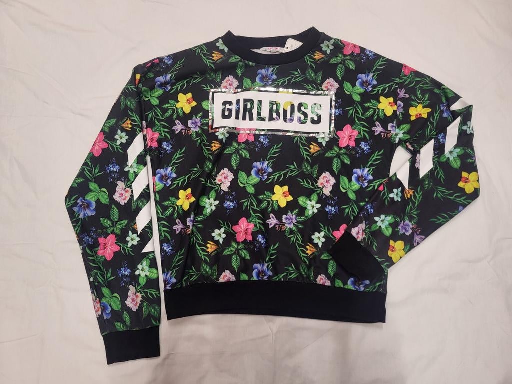 Coolcat - Zwarte bloemenprint sweater met 'GIRLBOSS' opdruk, Kleding | Dames, Truien en Vesten, Maat 38/40 (M), Zwart, Ophalen of Verzenden