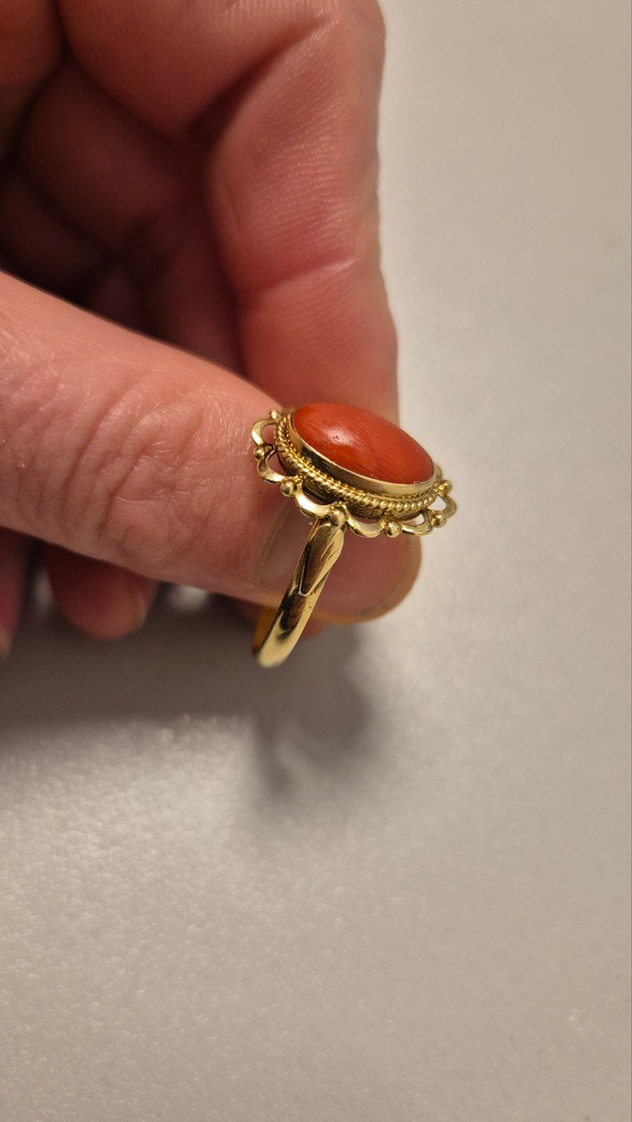 Gouden ring met bloedkoraal en eikenblad gravure, Ophalen of Verzenden