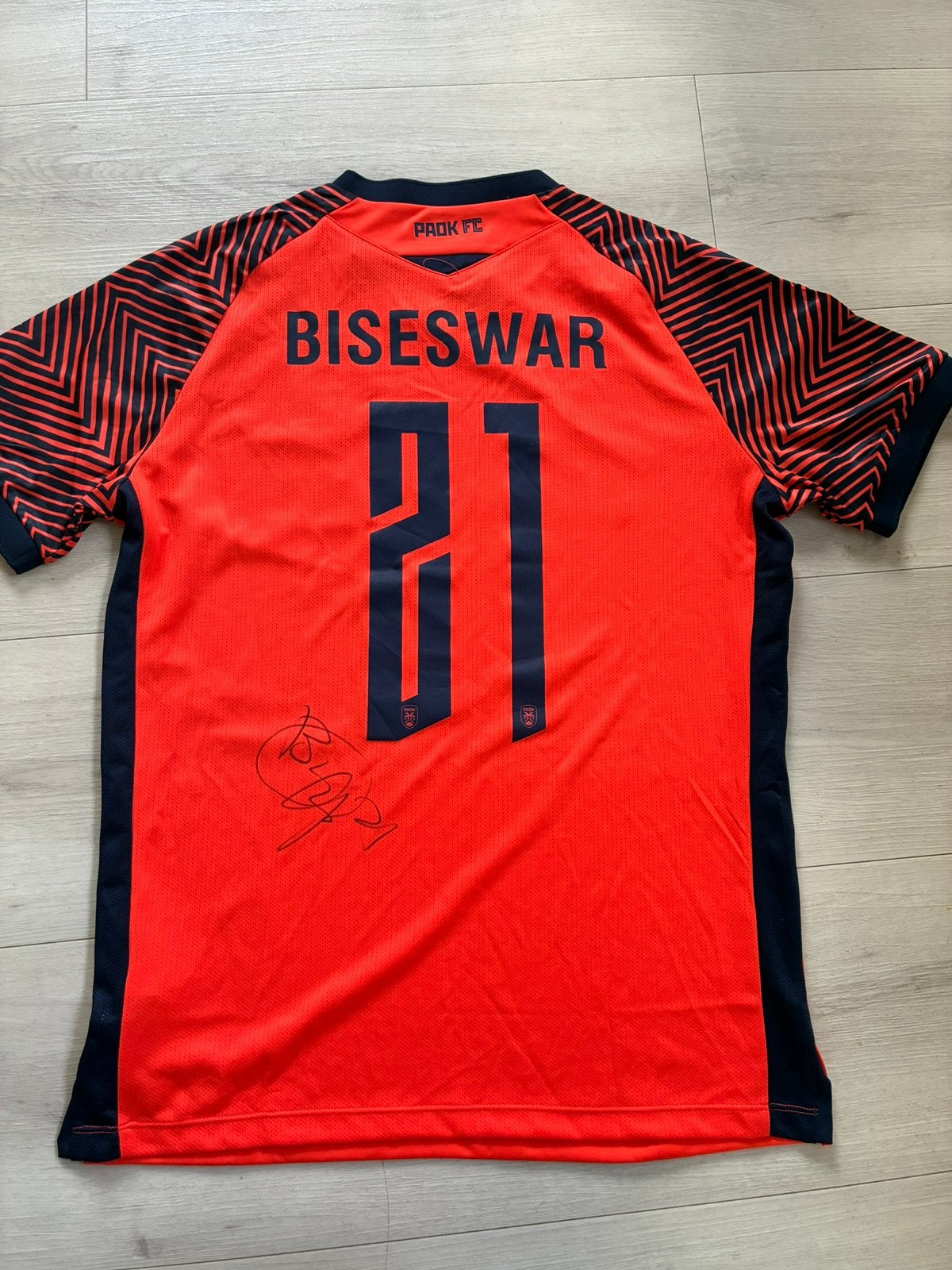 Origineel en gesigneerd Paok Saloniki shirt Biseswar maat XL, Ophalen of Verzenden, Zo goed als nieuw, Buitenlandse clubs, Shirt