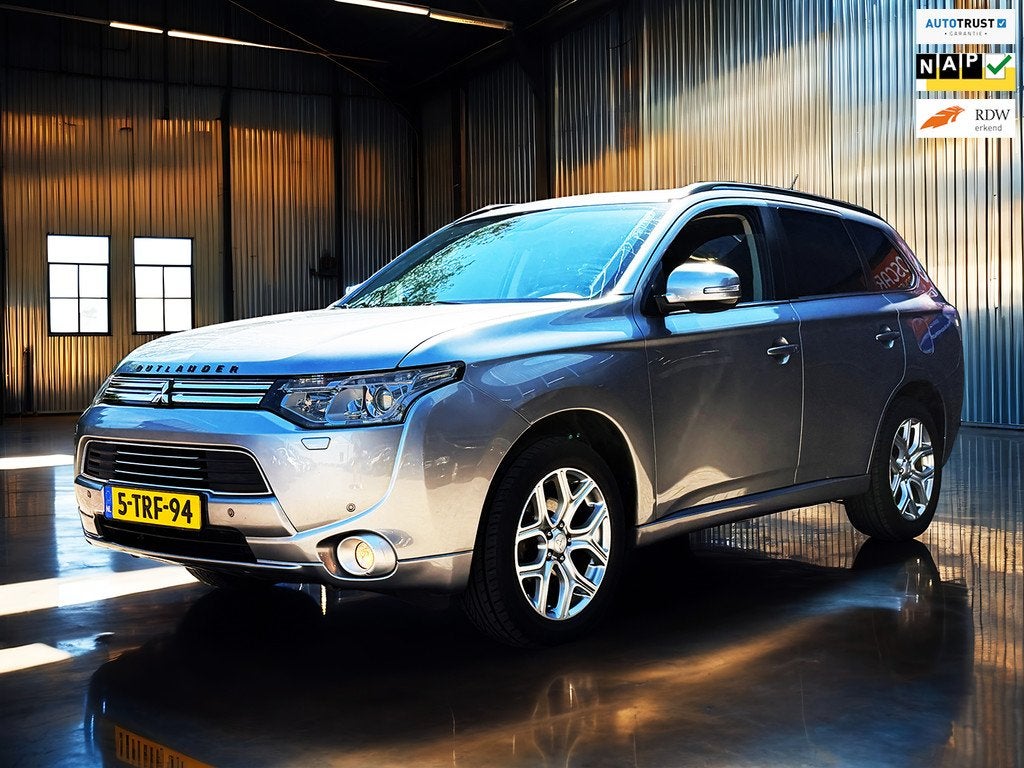 Mitsubishi Outlander 2.0 PHEV instyle+Navi_Clima_trekhaak_Le, 4 cilinders, Vierwielaandrijving, Hybride Elektrisch/Benzine, Automatische klimaatregeling