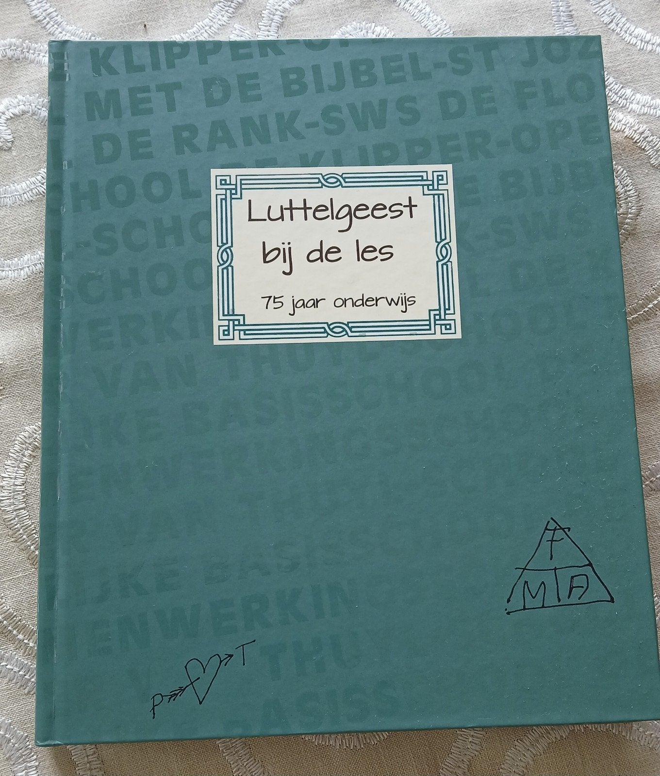 Luttelgeest NOP bij de les. Jubileumboek 75 jaar onderwijs., 20e eeuw of later, Diverse auteurs, Ophalen of Verzenden, Zo goed als nieuw
