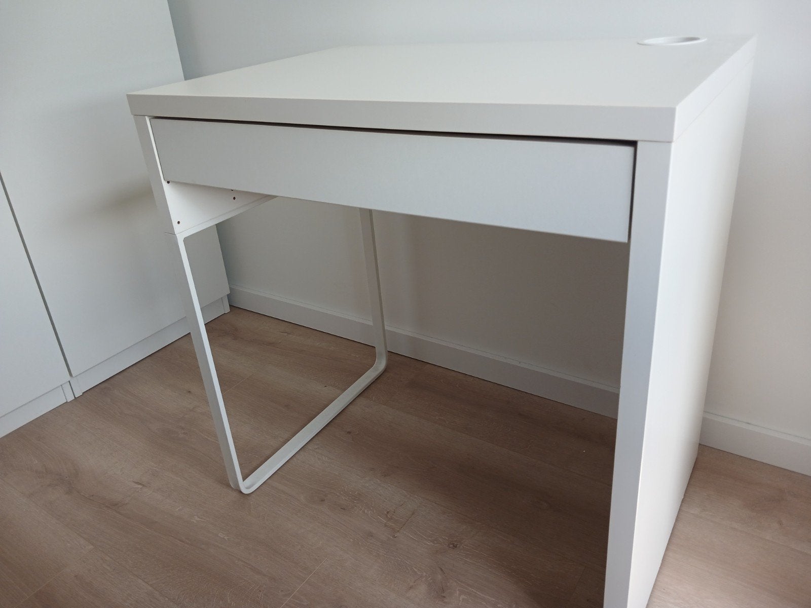 IKEA Micke bureau, wit, 73x50 cm, Ophalen, Zo goed als nieuw, IKEA, Kabelgoot