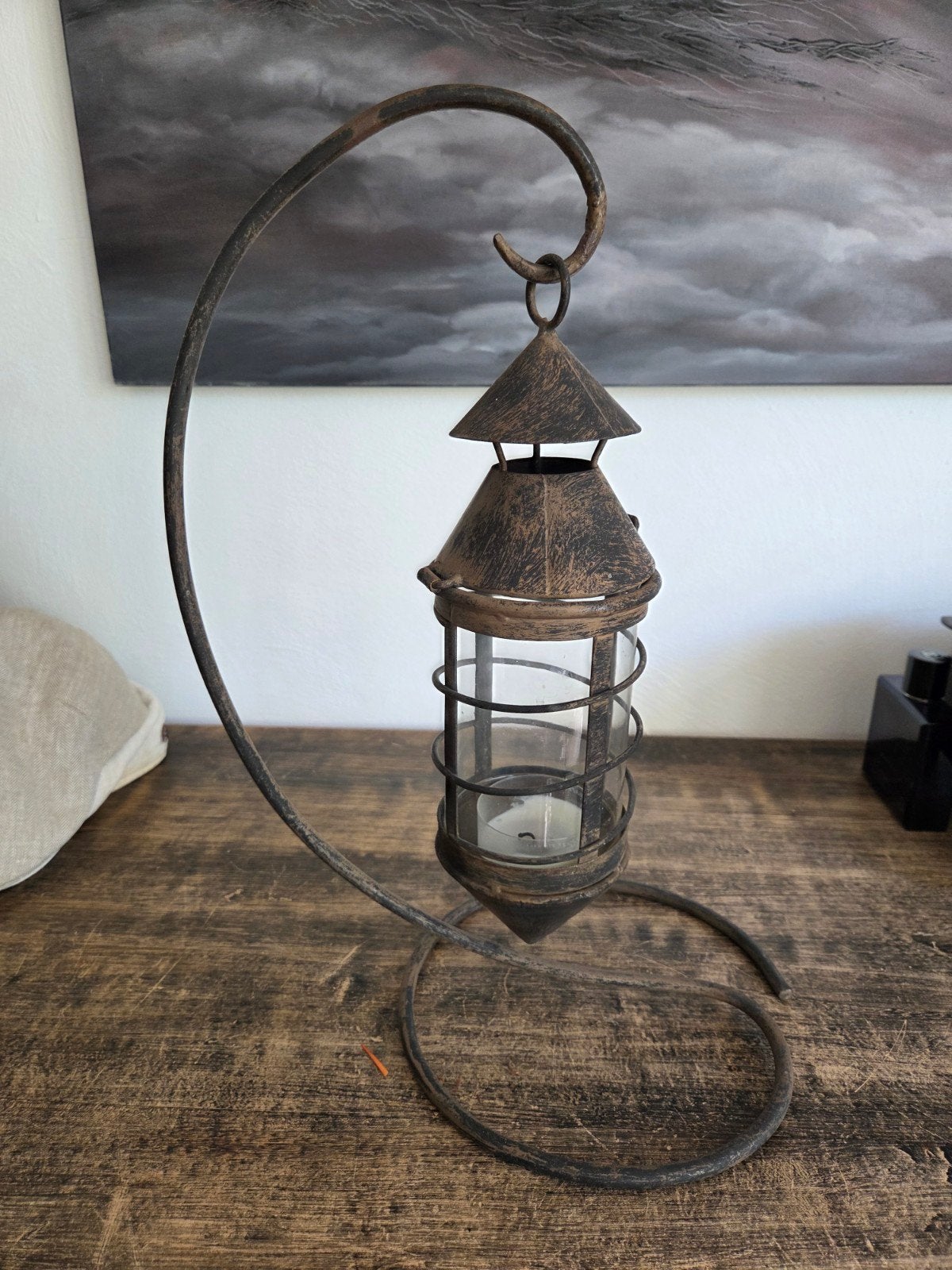 Sfeervolle Vintage Smeedijzeren Lantaarn op Standaard, Gebruikt, Ophalen of Verzenden, Metaal, Bruin