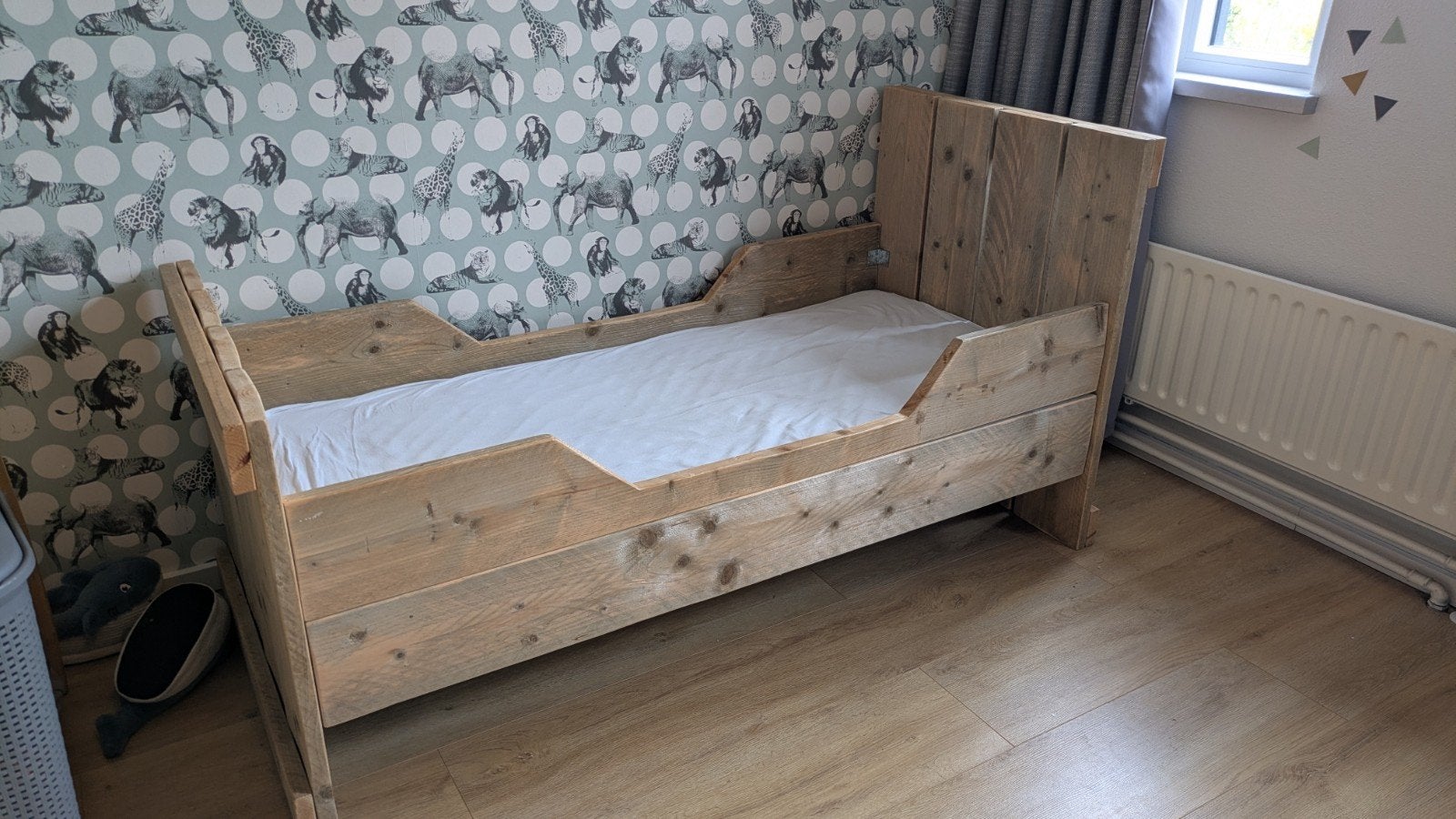 Stevig houten peuterbed met matras, Kinderen en Baby's, Kinderkamer | Bedden, Gebruikt, 70 tot 85 cm, Lattenbodem, 140 tot 160 cm