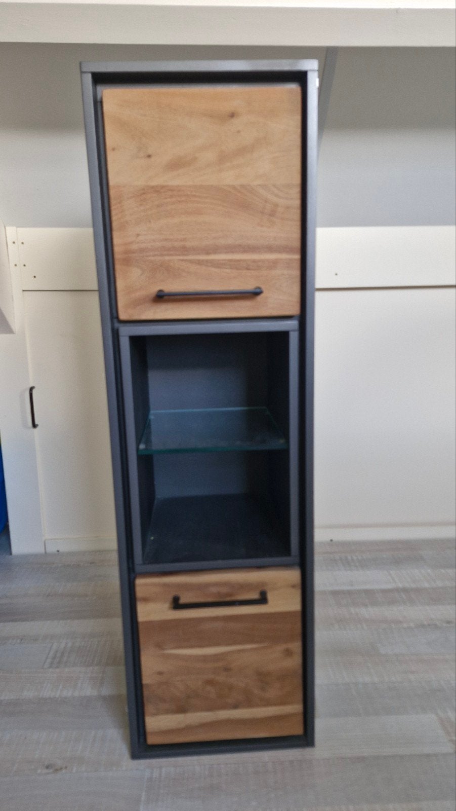 Xocon Kastje met Houten Deurtjes en Glazen Plankje, Ophalen, Zo goed als nieuw