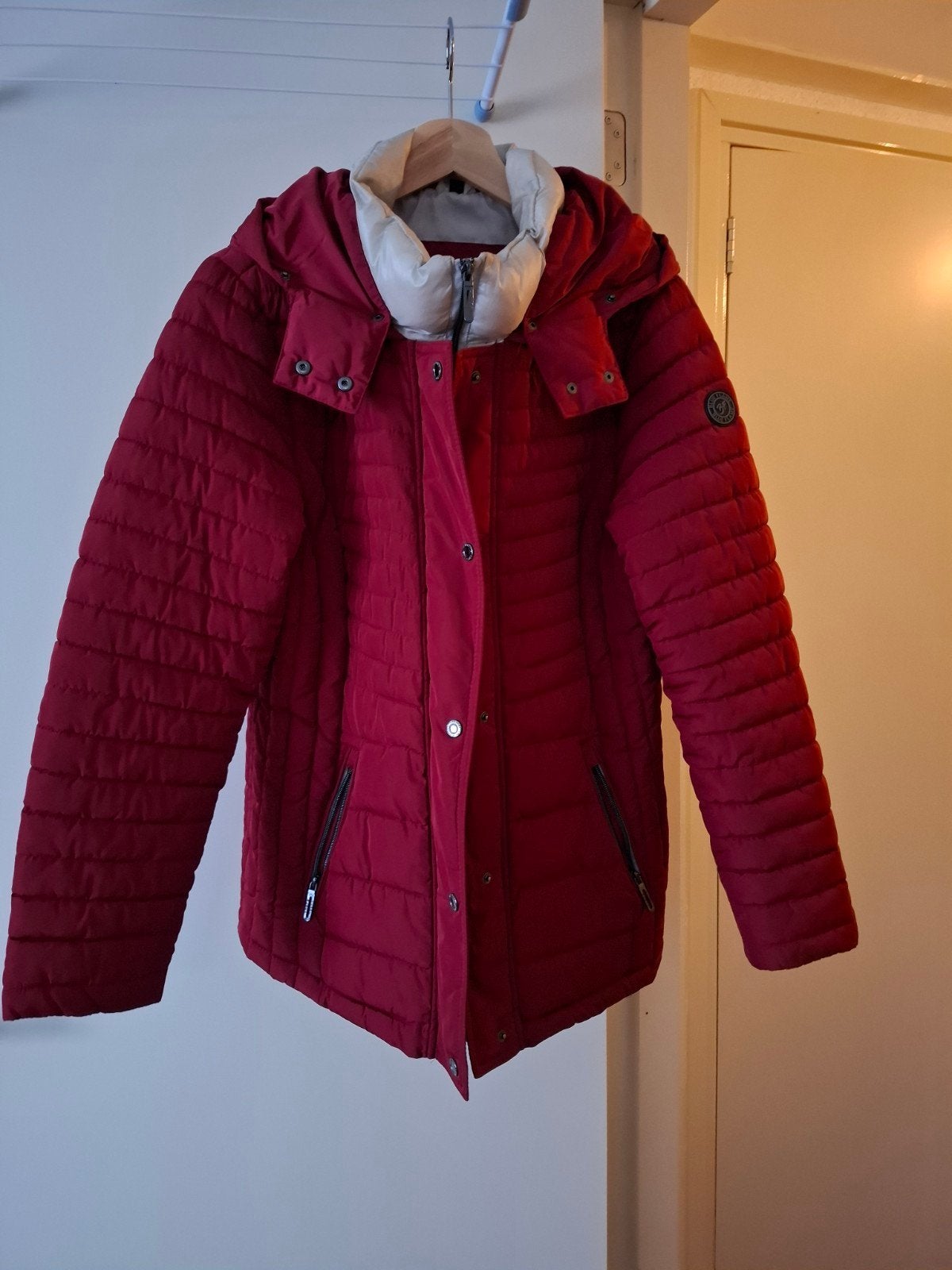mooie dames winterjas, Ophalen, Zo goed als nieuw, Maat 38/40 (M), Rood