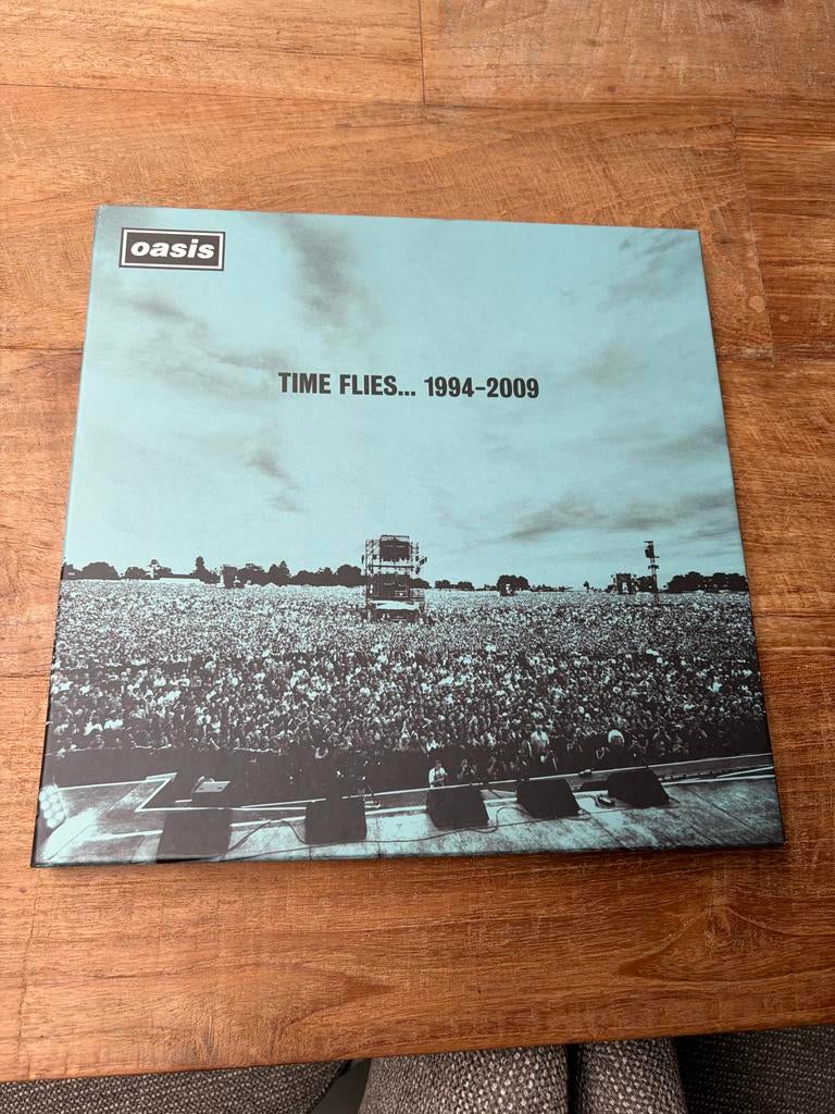 Oasis - Time Flies... 1994-2009 (Originele Persing), Ophalen of Verzenden, Zo goed als nieuw