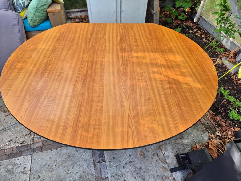 Gratis Ronde tafel met houten blad en metalen poot, Huis en Inrichting, Gebruikt, 50 tot 100 cm, Rond, Tot twee personen