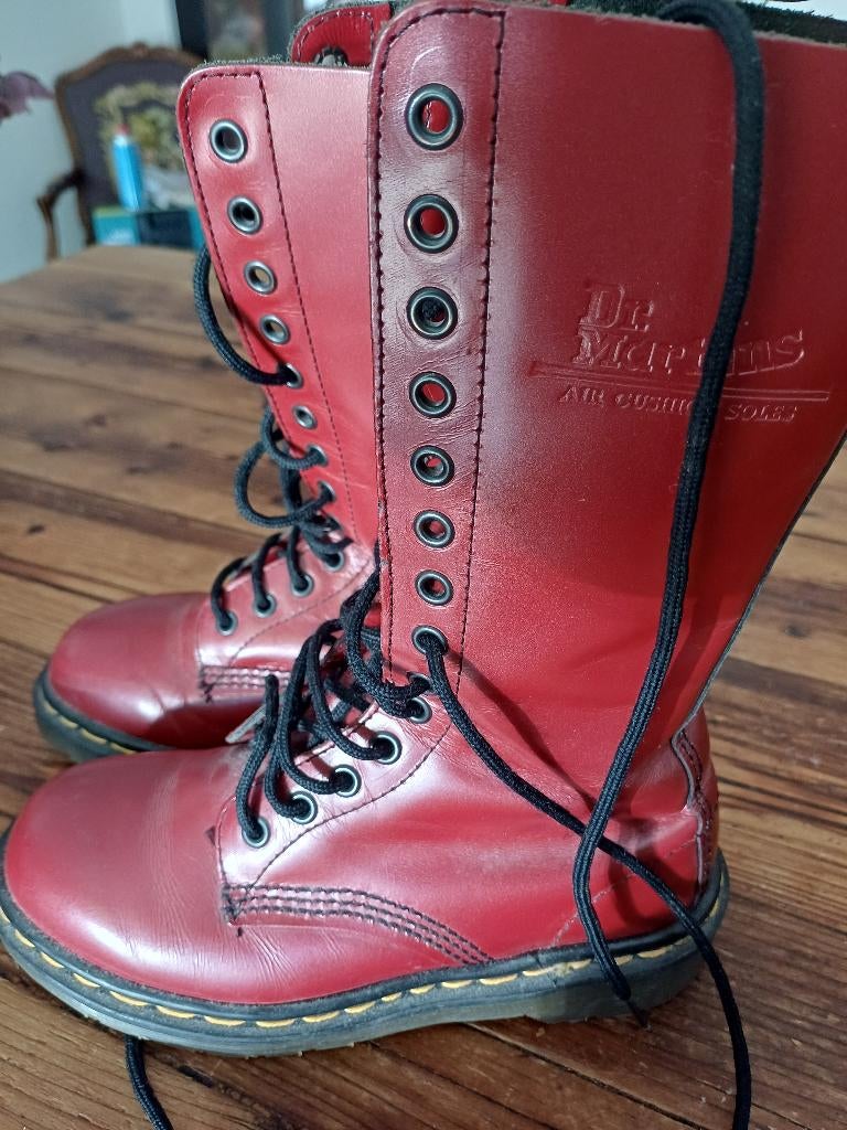 hoge meisjes(dames) schoen - dr Martens, Overige typen, Ophalen of Verzenden, Rood, Dr. Martens