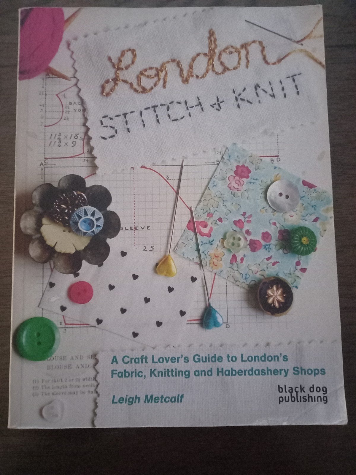 London Stitch & Knit: Craft Lover's Guide 1, Boeken, Ophalen of Verzenden, Gelezen, Borduren en Naaien, Leigh Metcalf