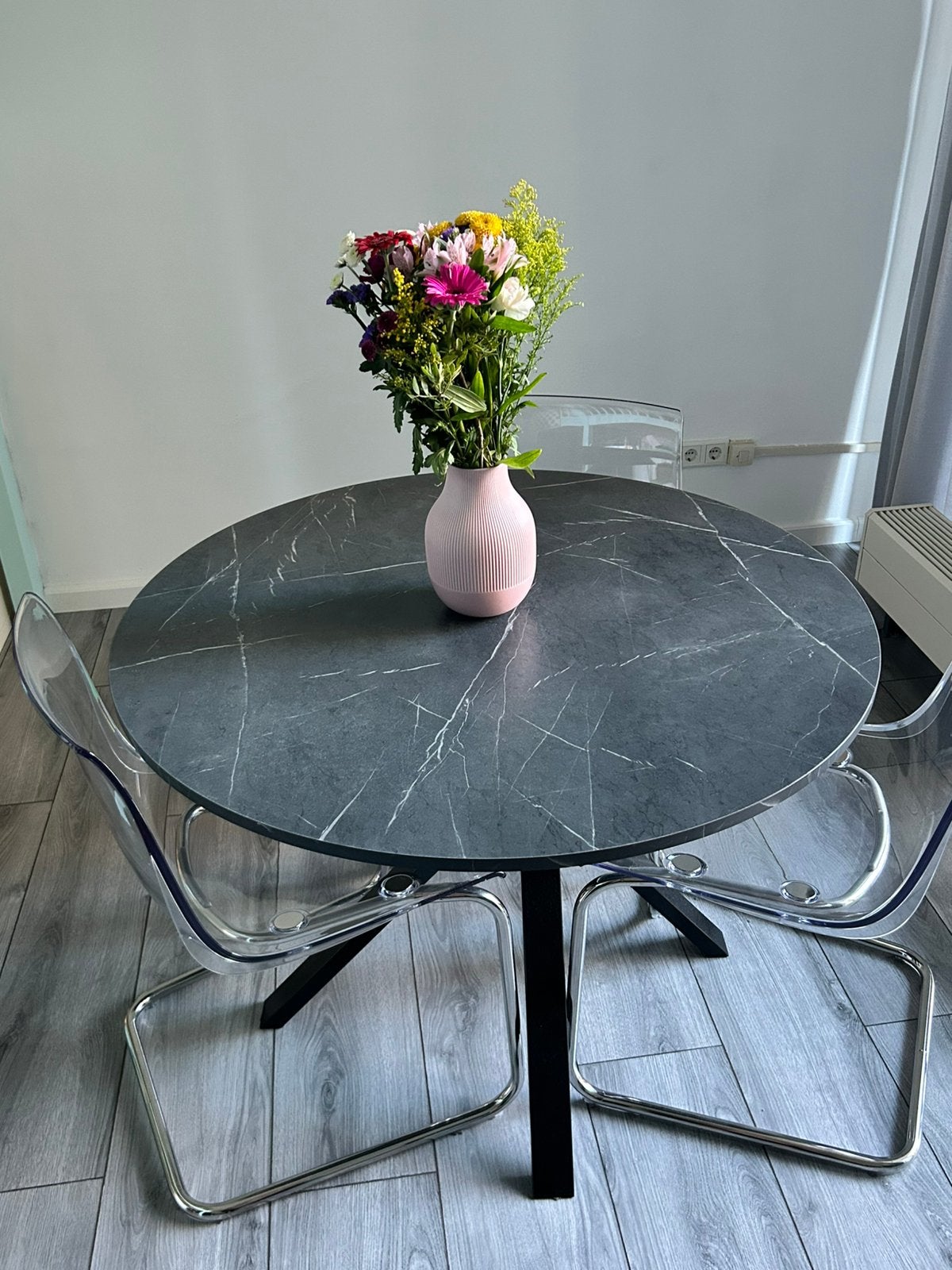 IKEA eettafel met 3 transparante stoelen, Huis en Inrichting, Tafels | Eettafels, Ophalen, Zo goed als nieuw, Rond, 100 tot 150 cm