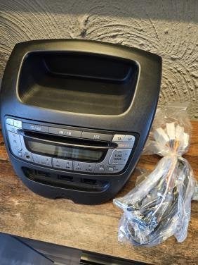 Toyota Aygo/Citroën C1/Peugeot 107 radio met frame, Auto diversen, Autoradio's, Zo goed als nieuw, Ophalen of Verzenden