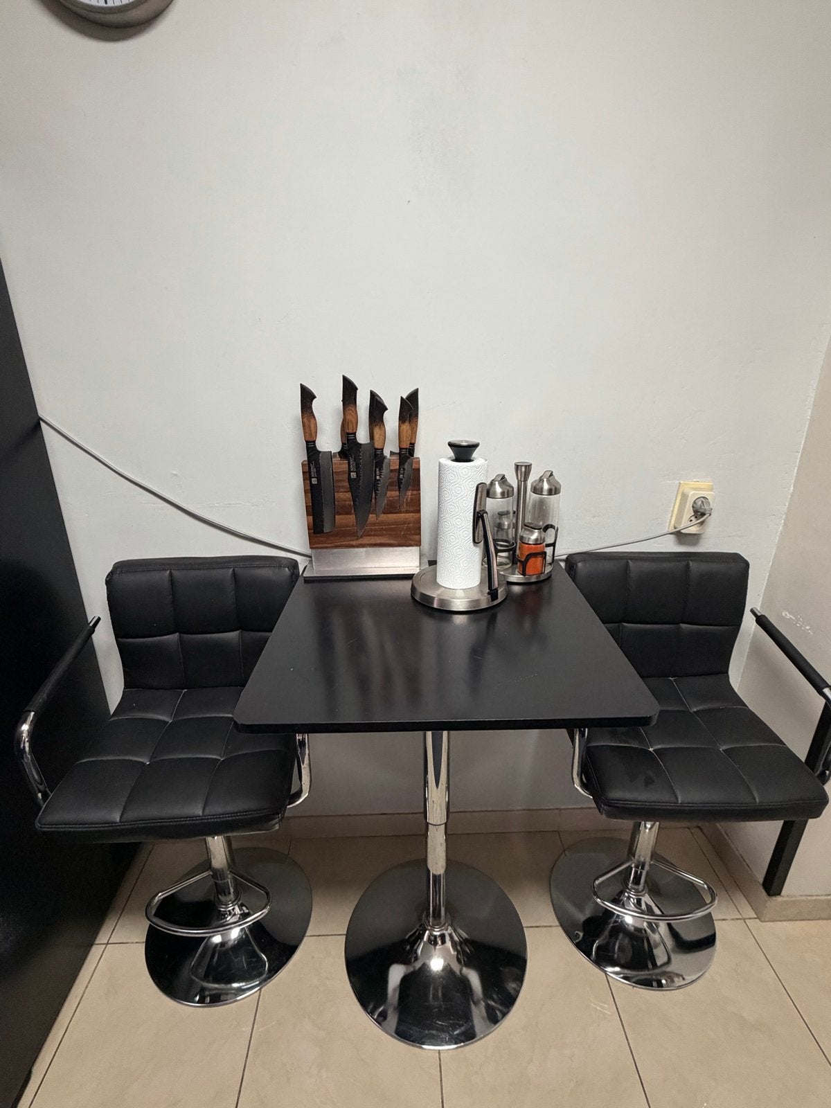 Set van 2 barkrukken met tafel - Zwart leer en metaal, Huis en Inrichting, Barkrukken, Gebruikt, In hoogte verstelbaar, Leer, Ophalen of Verzenden