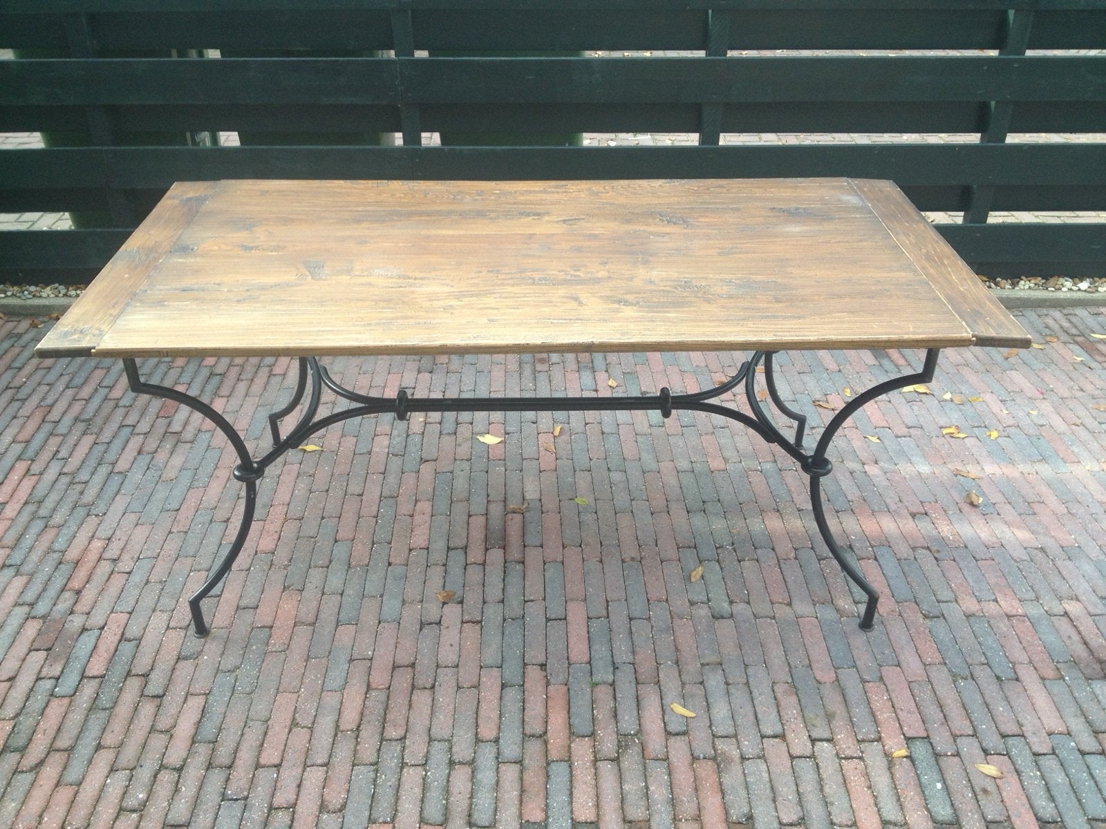 Robuuste houten tafel met smeedijzeren onderstel, Ophalen of Verzenden
