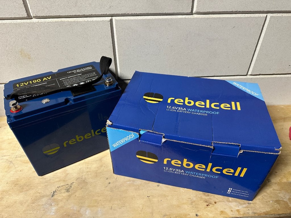 Rebelcell 12V 190AV Accu + Acculader  Zo goed als nieuw, Eu, Eu, Nieuw, Ophalen of Verzenden
