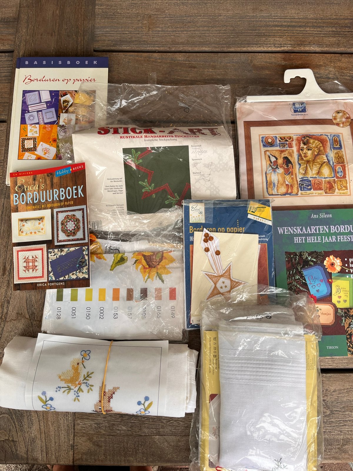 Groot pakket borduurpakketten, boeken en benodigdheden, Ophalen, Zo goed als nieuw, Handborduren, Borduurpakket
