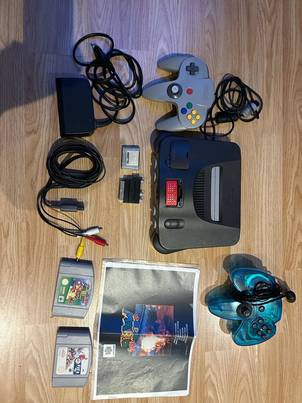 Nintendo 64 + expansion pack + 2 controllers + 2 games, Ophalen of Verzenden, Gebruikt, Met 2 controllers, Met games
