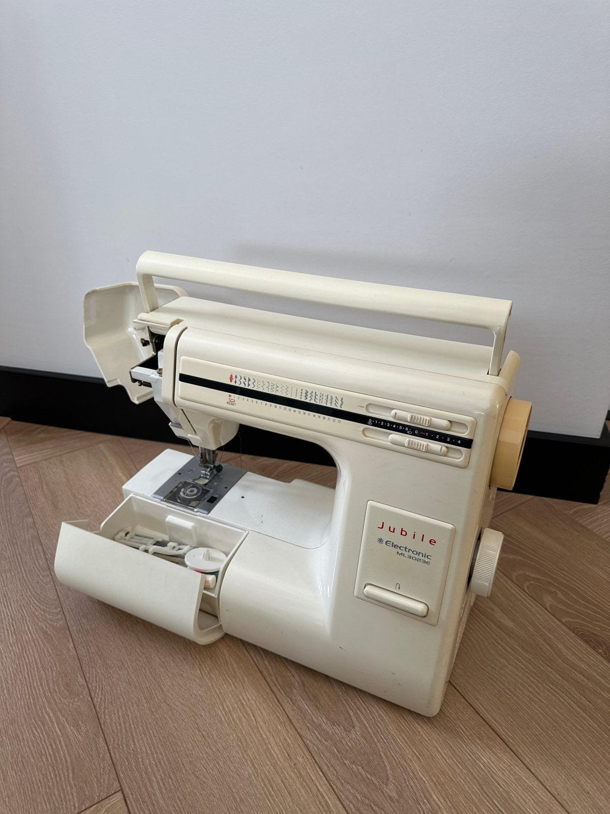 Lewenstein Jubile ML3023e naaimachine met voetpedaal, Ophalen, Gebruikt, Naaimachine, Lewenstein