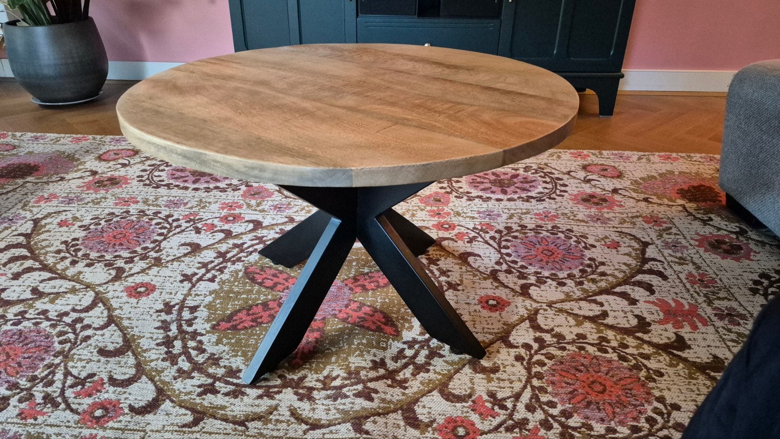 Salontafel met mango hout en spin kruis poot in zwart metaal, Ophalen, Gebruikt, 50 tot 100 cm, Rond