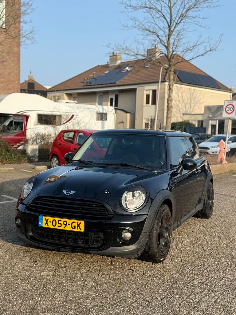 Zwarte sportieve MINI cooper r56, Voorwielaandrijving, 40 €/maand, 4 cilinders, 4 stoelen