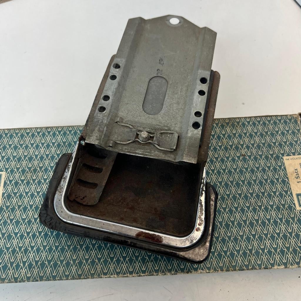 VW Type 14 Karmann Ghia asbak 1968 - 1974 141857301G, Ophalen of Verzenden
