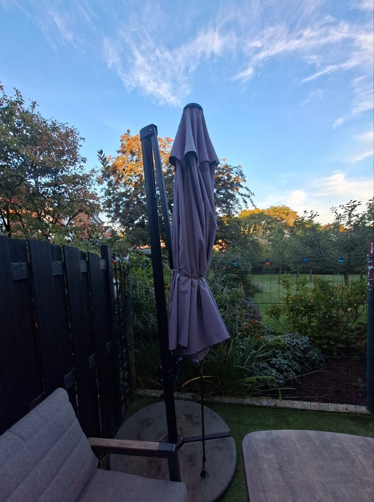 Zweefparasol - Grijs - Zo goed als nieuw, Tuin en Terras, Verstelbaar, 2 tot 3 meter, Ophalen of Verzenden, Zweefparasol
