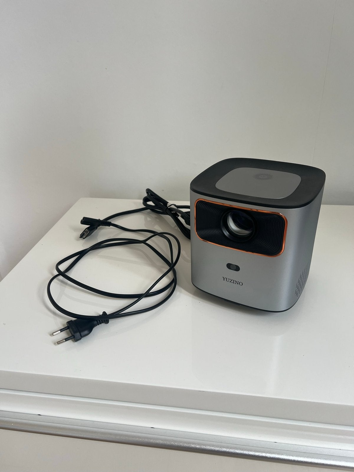 Yuzino Projector - Zo goed als nieuw met screen mirroring, Audio, Tv en Foto, Beamers, Ophalen of Verzenden, Zo goed als nieuw