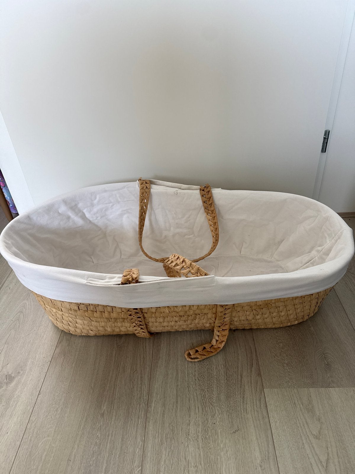 Mooie rieten Mozesmand wieg met witte bekleding, Ophalen, Gebruikt, Wieg