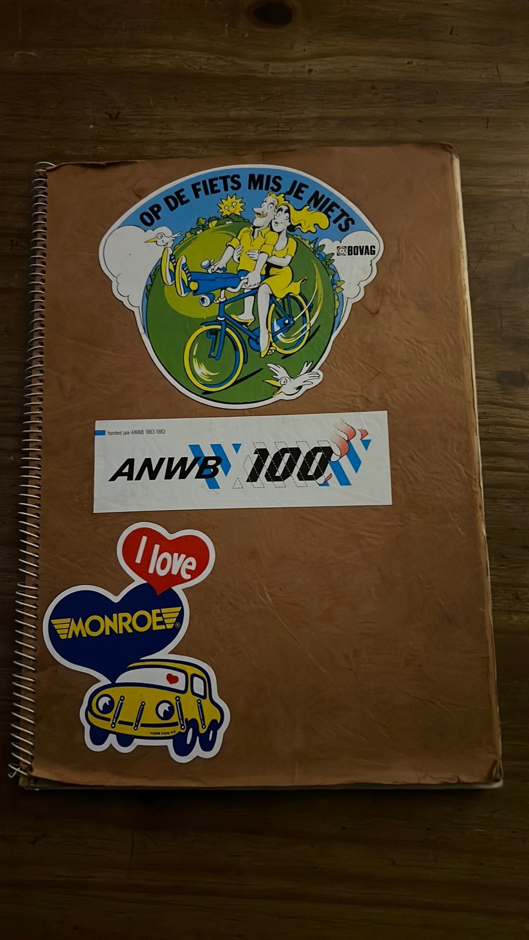 Oude stickers in boek geplakt, Hobby en Vrije tijd, Stickers en Plaatjes, Ophalen of Verzenden, Zo goed als nieuw, Meerdere stickers