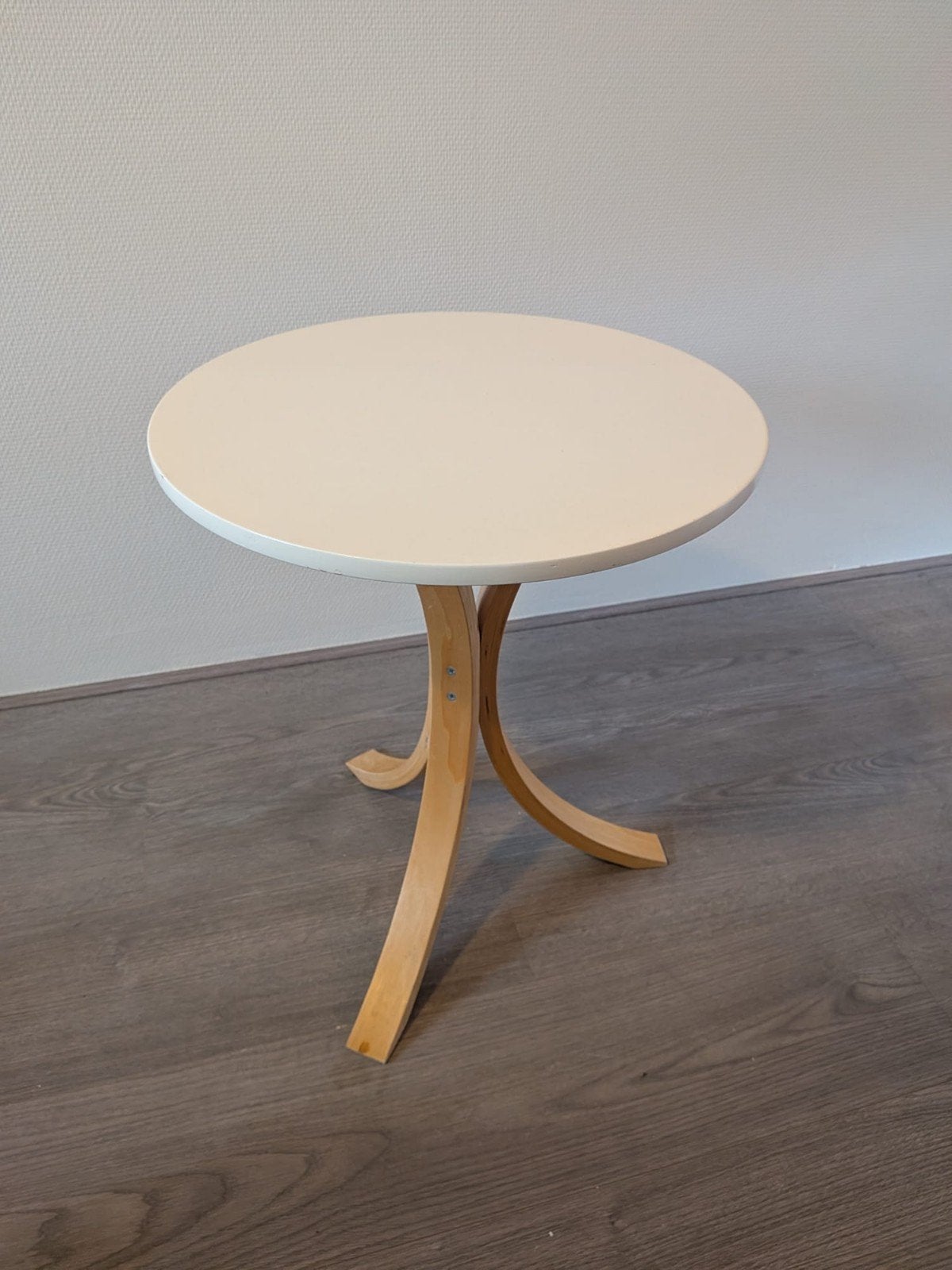 Rond bijzettafeltje of nachtkastje - Hout en wit, Huis en Inrichting, Minder dan 55 cm, Gebruikt, Rond, Hout