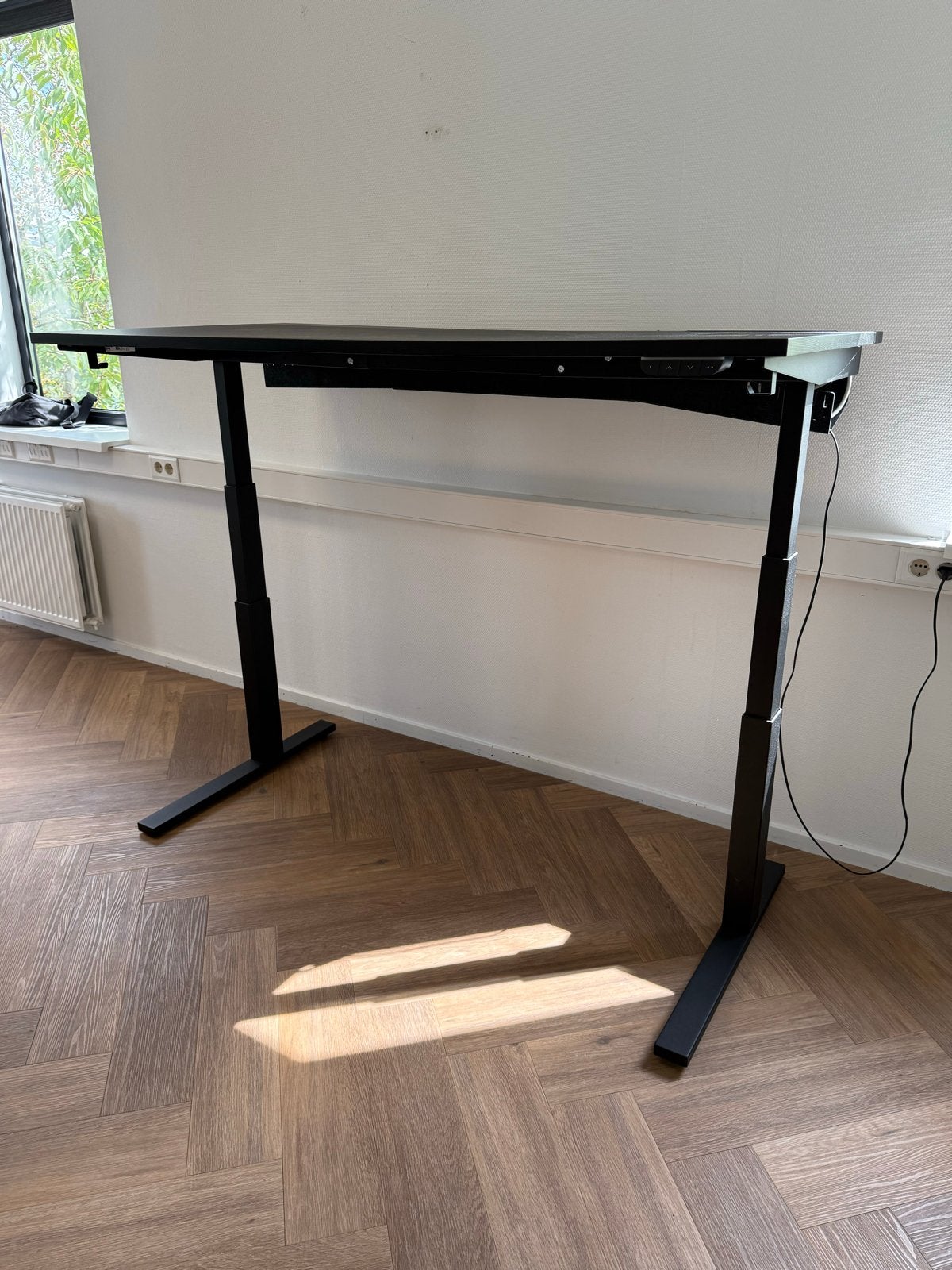 IKEA Mittzon elektrisch zit-sta bureau, Huis en Inrichting, Bureaus, Gebruikt, Spaanplaat of MDF, Ophalen of Verzenden, IKEA