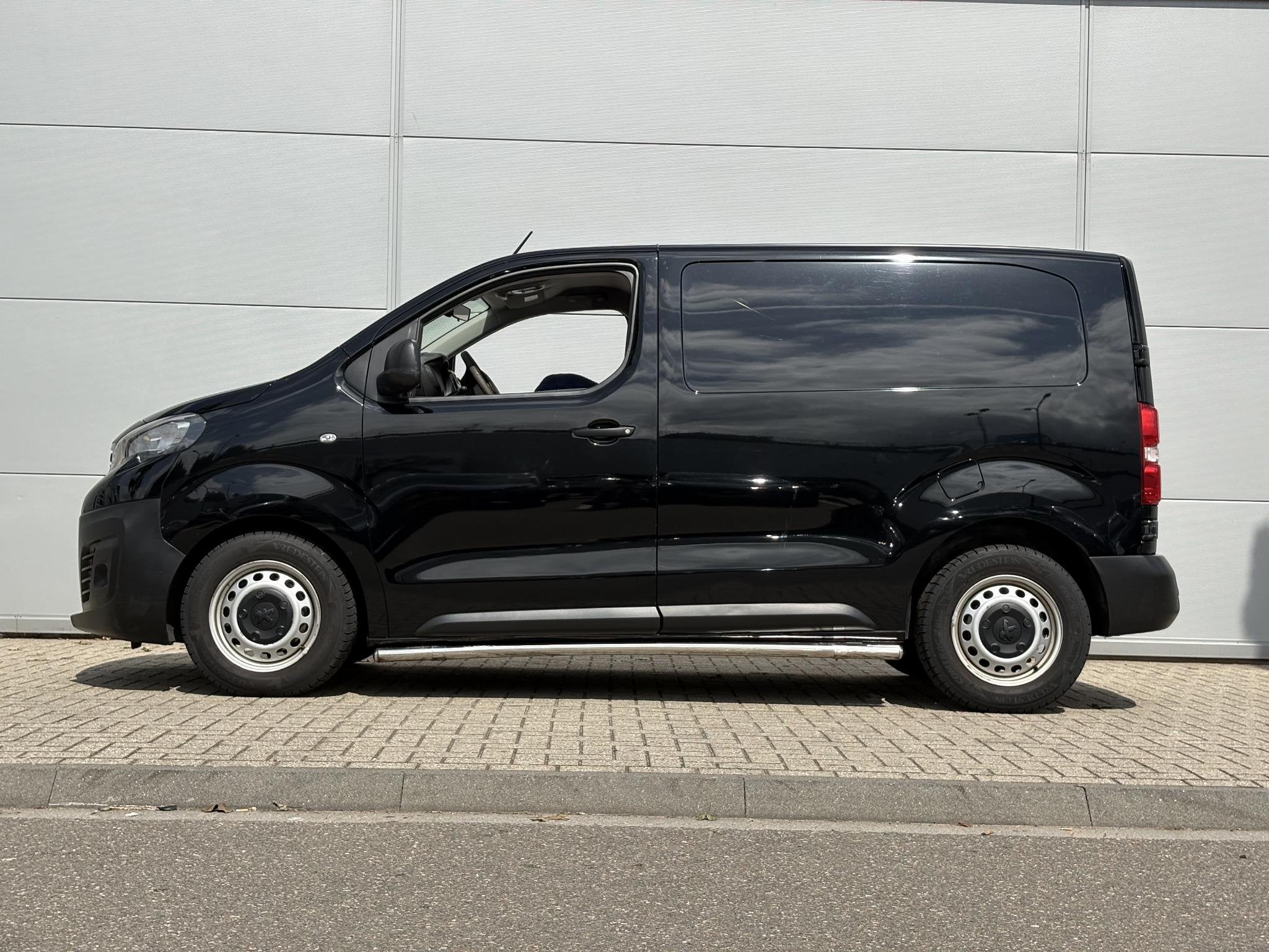 Peugeot Expert 1.5 BlueHDI 120 Compact Premium | Airco | Par, 4 cilinders, Met garantie (alle), Leder en Stof, Zwart