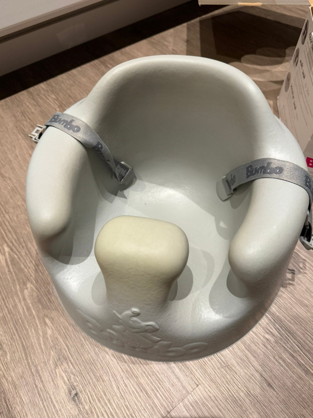 Bumbo vloerzitje met tafeltje. Grijs, Ophalen of Verzenden, Zo goed als nieuw, Overige typen, Afneembaar eetblad