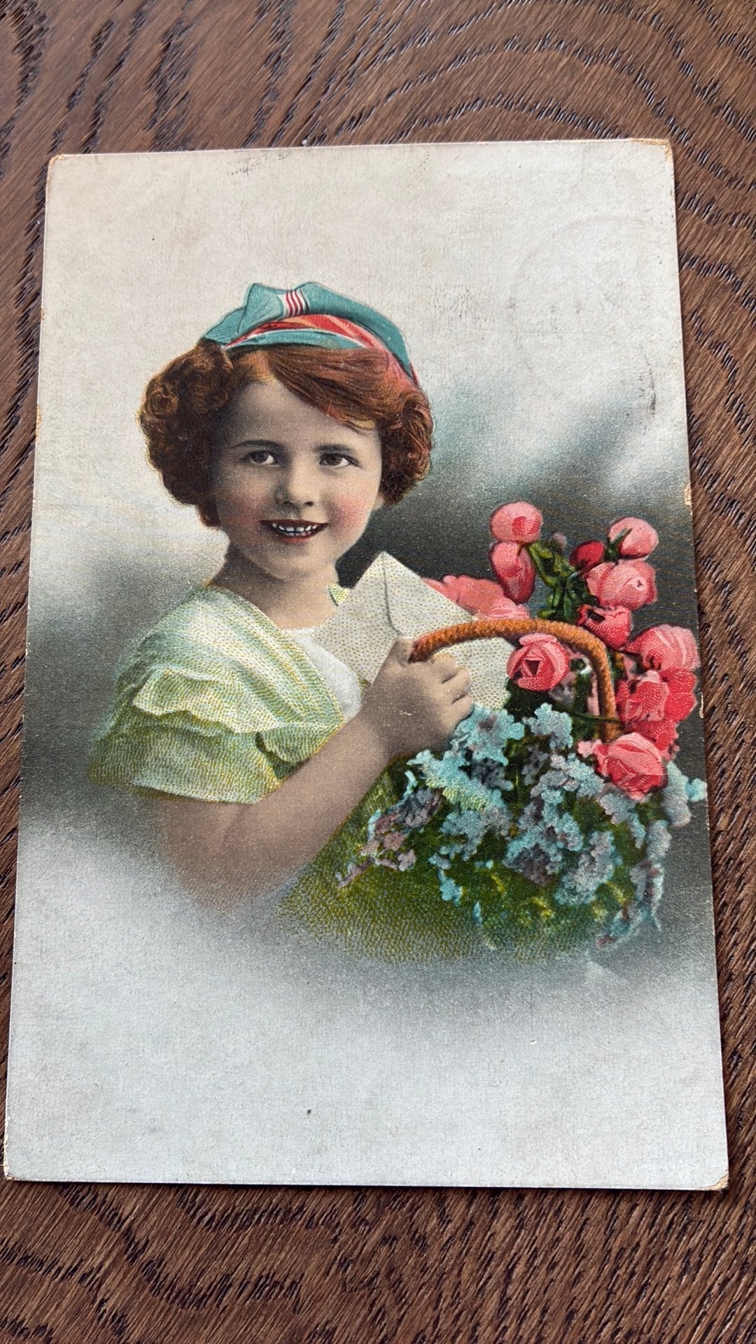 Jong lachend meisje met een mand bloemen., Ophalen of Verzenden, Gelopen, Kinderen