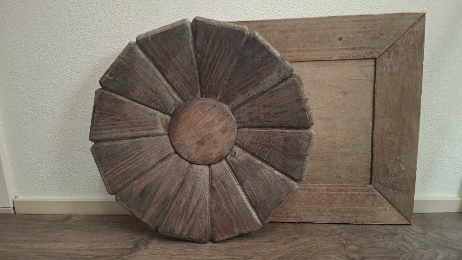 2 vergrijsde houten schalen voor decoratie, Huis en Inrichting, Woonaccessoires | Schalen en Manden, Geschikt voor wandmontage