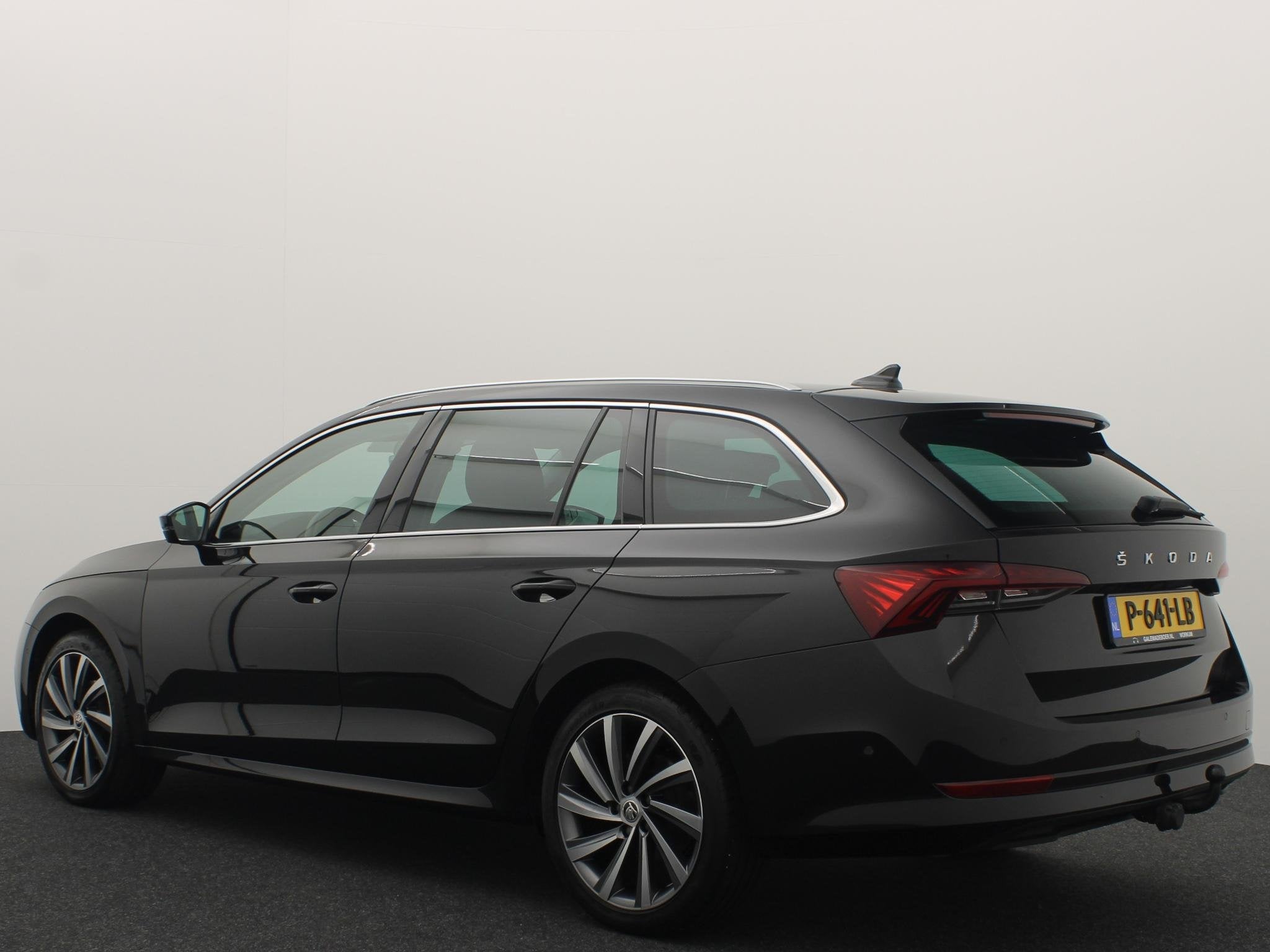 Skoda Octavia Combi 1.5 e-TSI Business Edition Plus AUTOMAAT, Auto's, 4 cilinders, Zwart, 1316 kg, Automatische klimaatregeling