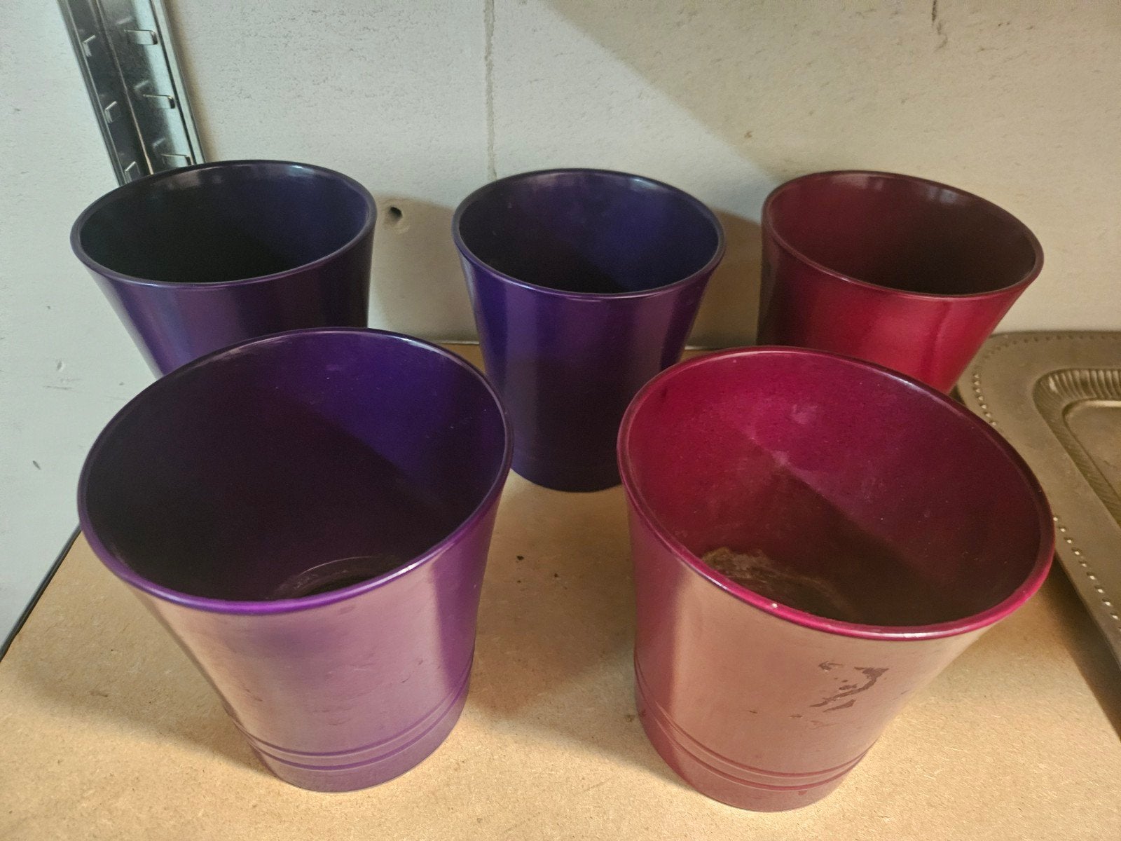 Set van 5 paarse en rode bloempotten, Ophalen, Gebruikt, Metaal, Binnen