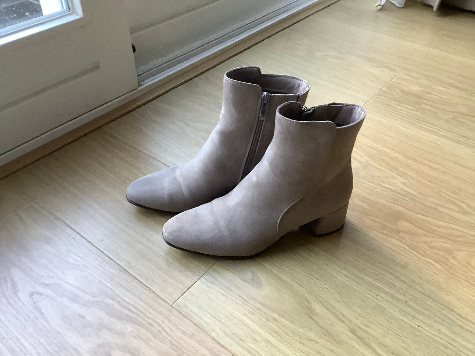 Marco Tozzi suède enkellaarsjes - Zo goed als nieuw, Ophalen of Verzenden, Zo goed als nieuw, Beige, Lage of Enkellaarzen
