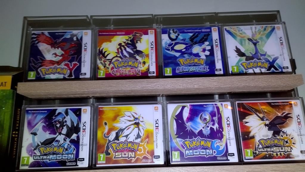 Complete Pokémon 3DS Collectie - Geseald in Acryl Case, Spelcomputers en Games, Games | Nintendo 2DS en 3DS, Nieuw, Role Playing Game (Rpg)