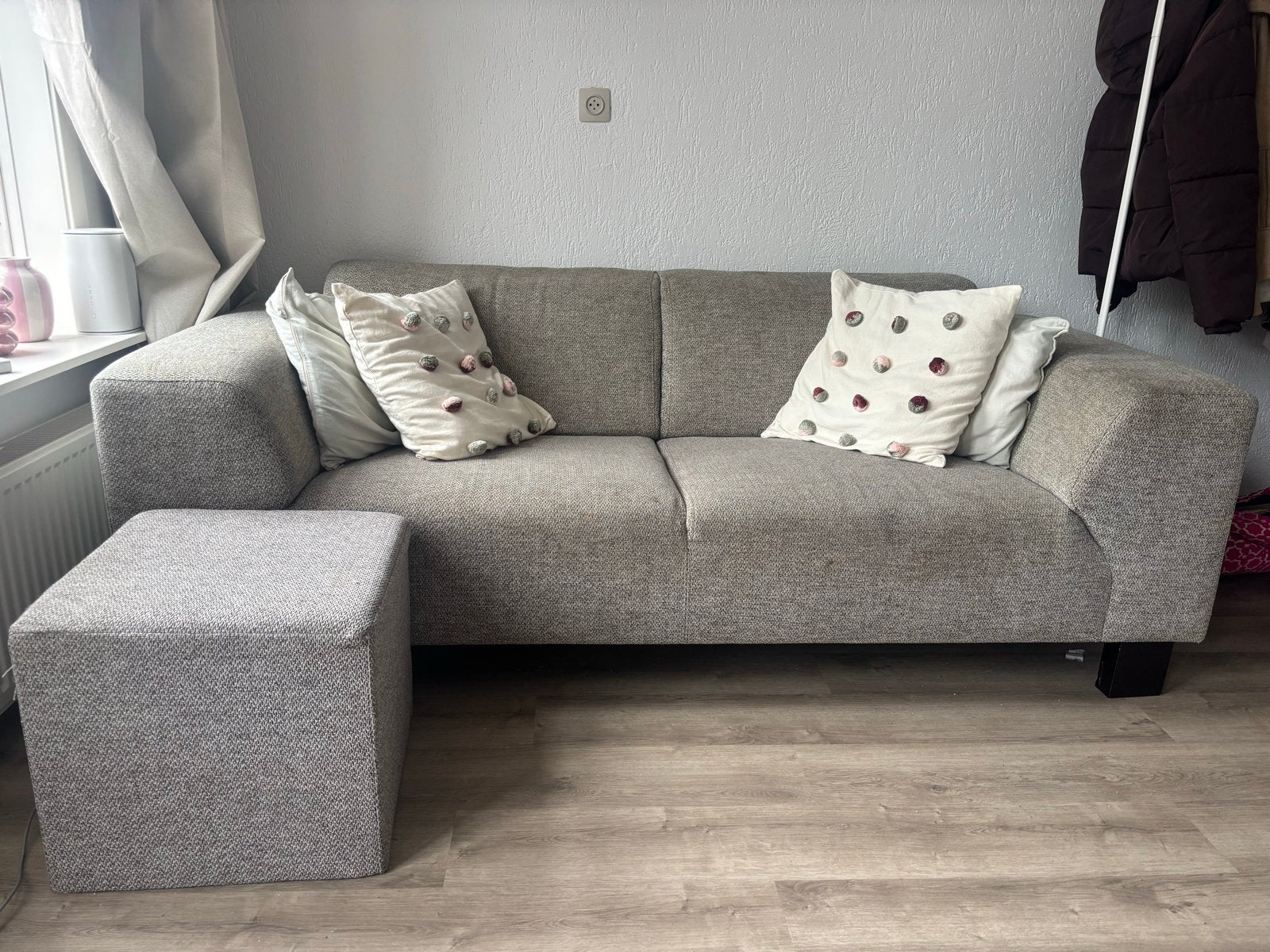Comfortabele 2-zitsbank met poef - Grijs stof, Ophalen, Gebruikt, Tweepersoons, 75 tot 100 cm