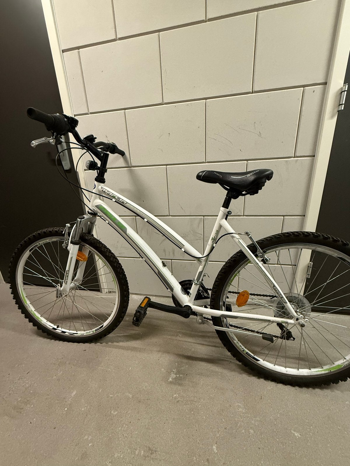 Mountainbike wit/groen - Zo goed als nieuw, Fietsen en Brommers, Velgrem, Versnellingen, Zo goed als nieuw, 50 tot 53 cm