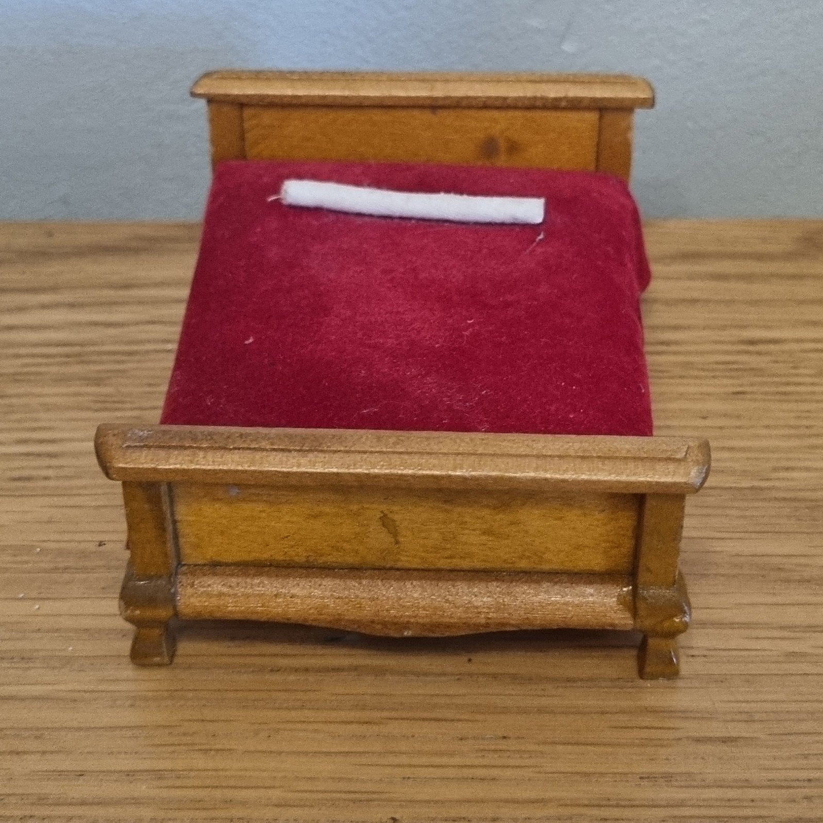 Hout met rood fluwelen bed miniatuur poppenhuis, Ophalen of Verzenden, Poppenhuis
