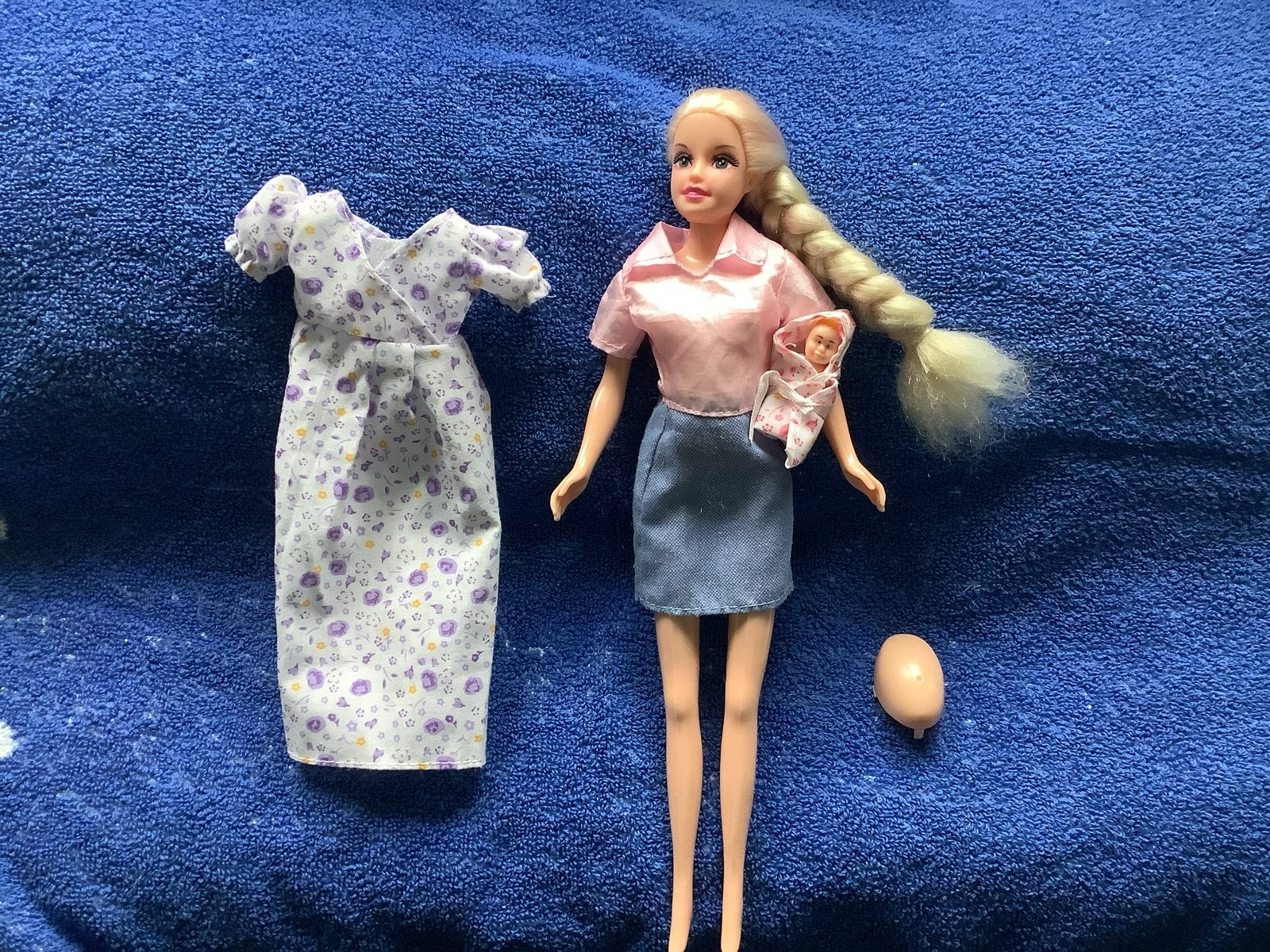 Zwangere Barbie met baby en extra kleding, Ophalen of Verzenden, Gebruikt, Barbie