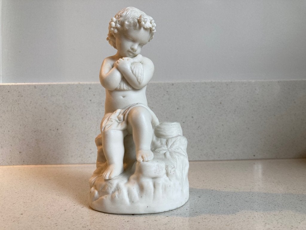 Oud porseleinen beeldje van kind met duif., Ophalen of Verzenden