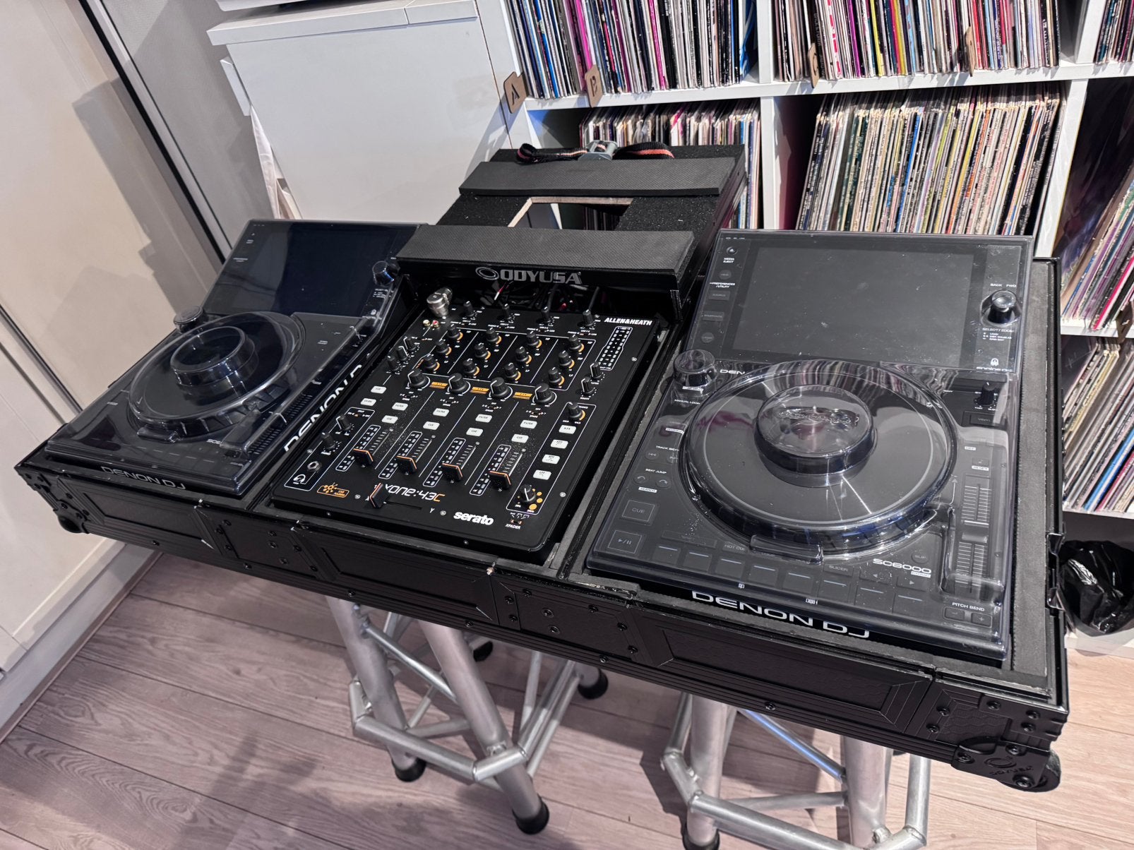 Foto 3 van Denon dj sc6000 prime en allen and heath xone 43c